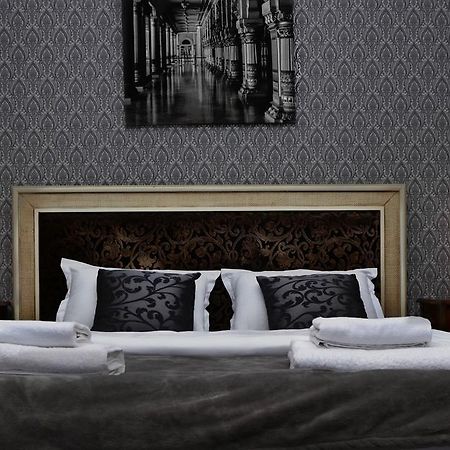 Free People Hostel Lviv Bagian luar foto
