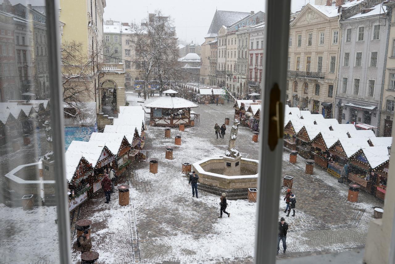 Free People Hostel Lviv Bagian luar foto