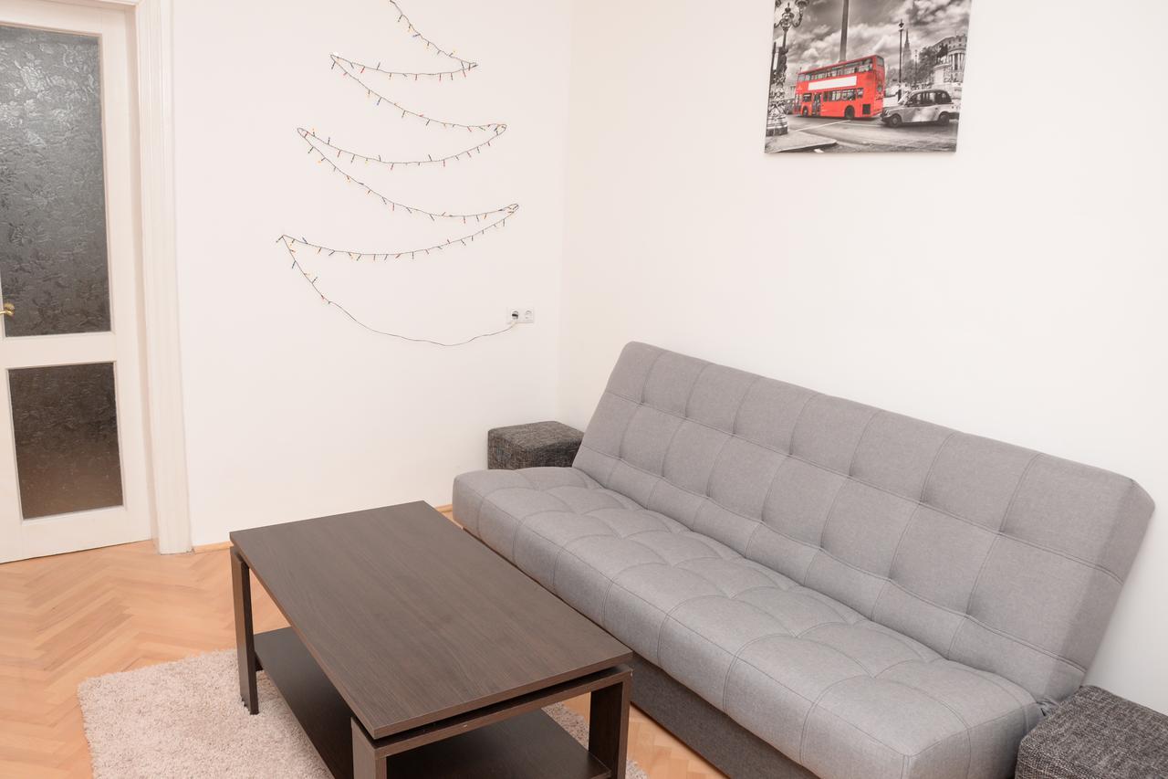 Free People Hostel Lviv Bagian luar foto