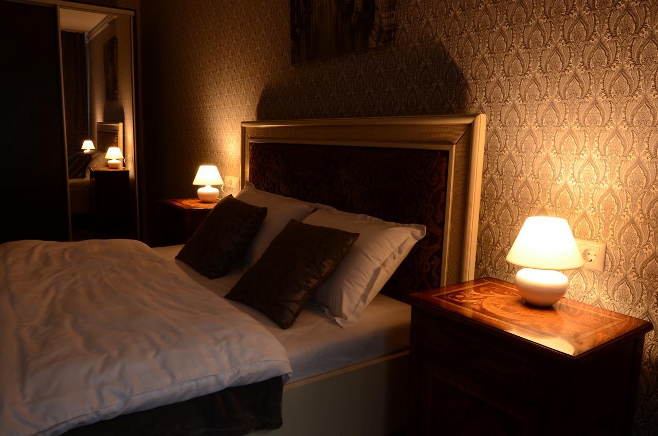 Free People Hostel Lviv Bagian luar foto