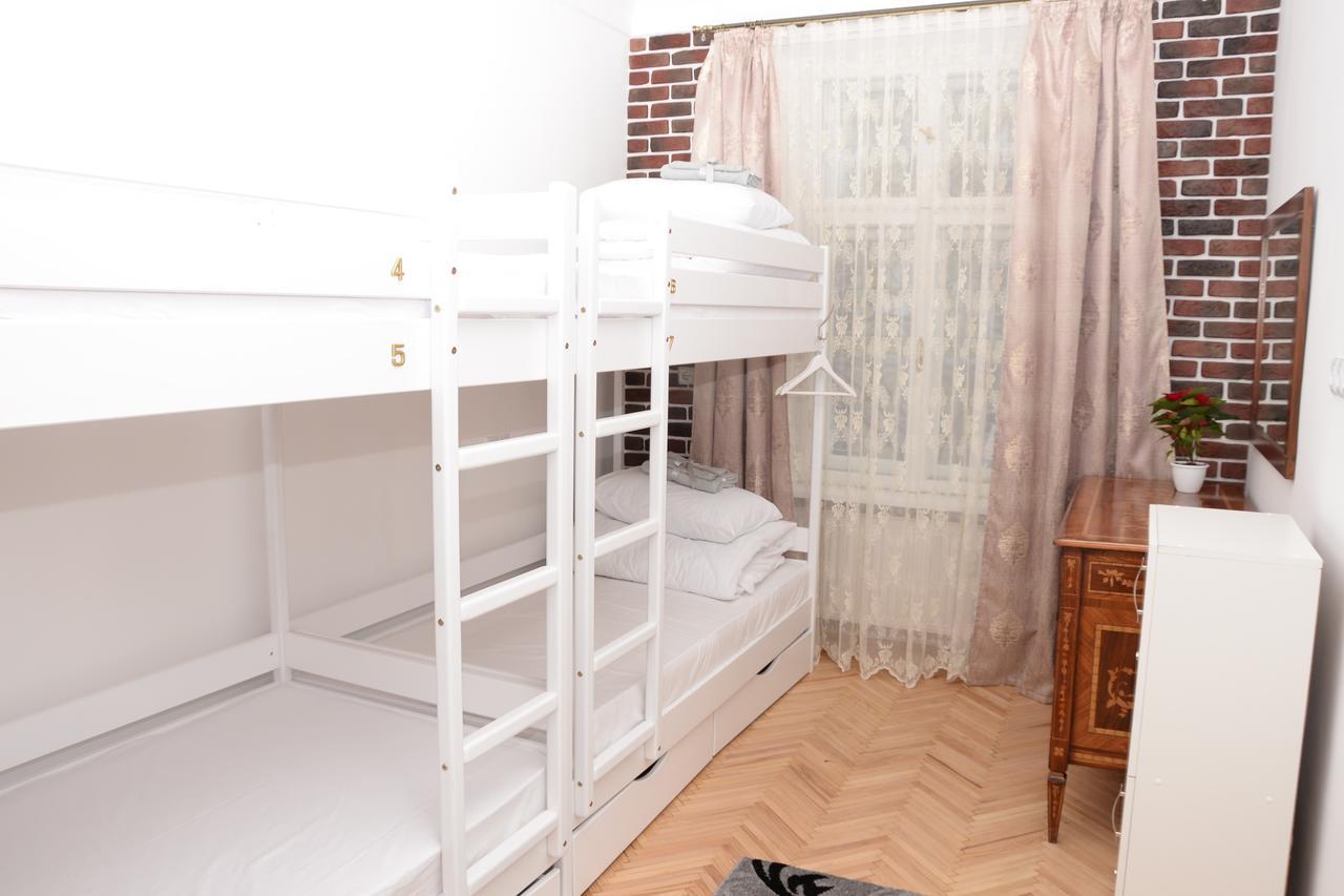Free People Hostel Lviv Bagian luar foto