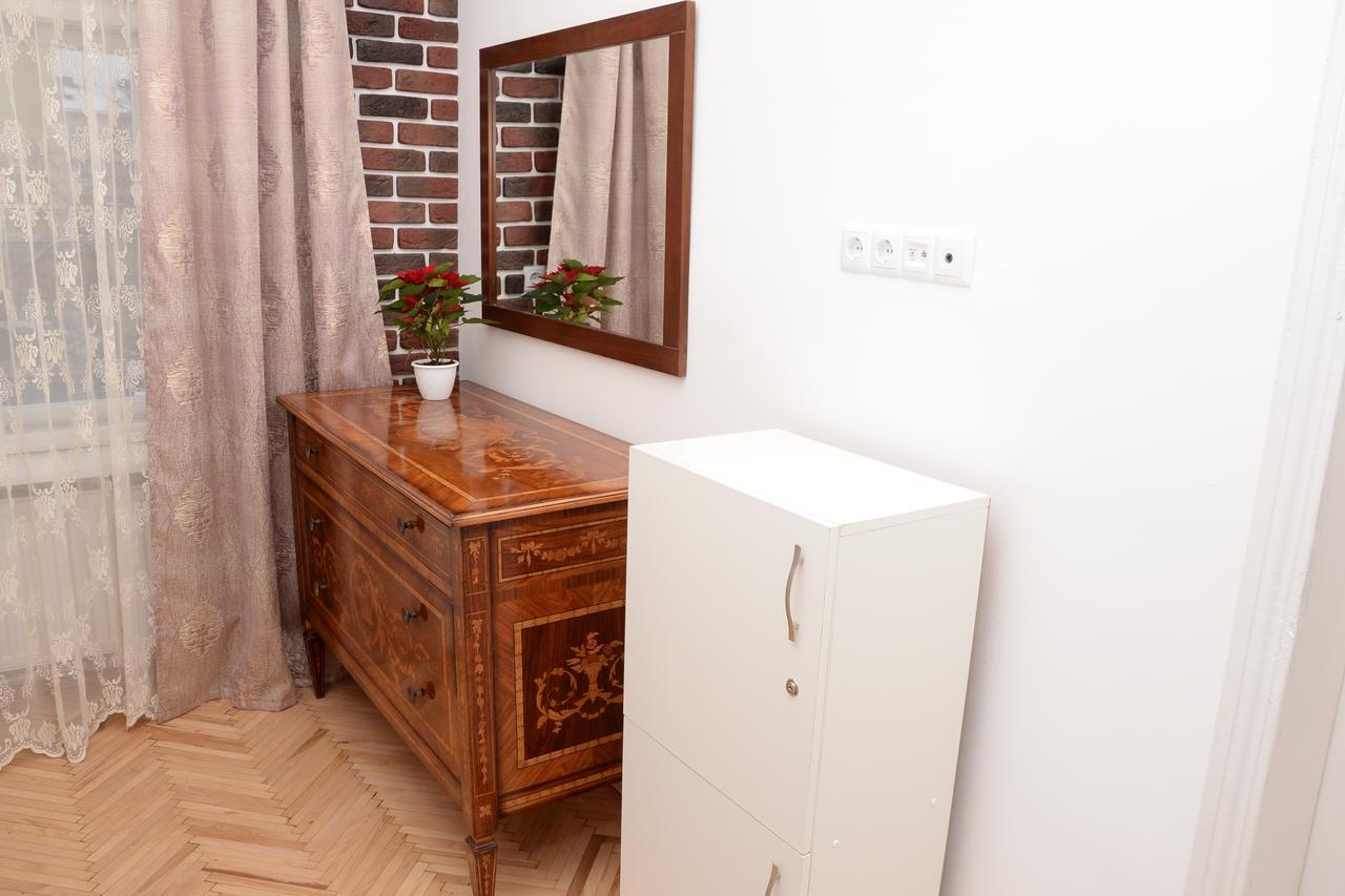 Free People Hostel Lviv Bagian luar foto